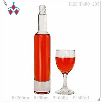 Стъклена празна бутилка водка